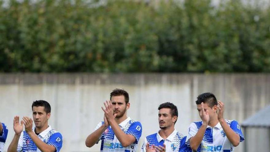 Jugadores del Portonovo saludan antes de un encuentro. // G. Santos