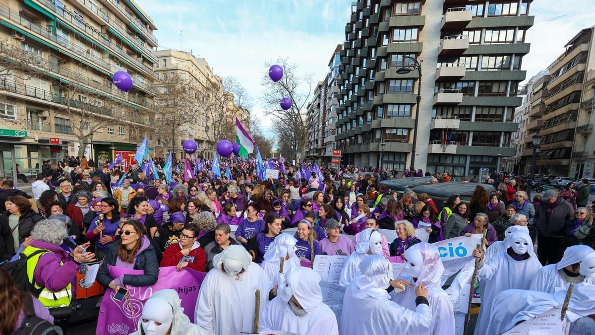 8M en València 2026: Las calles de València se tiñen de morado en el día de la mujer