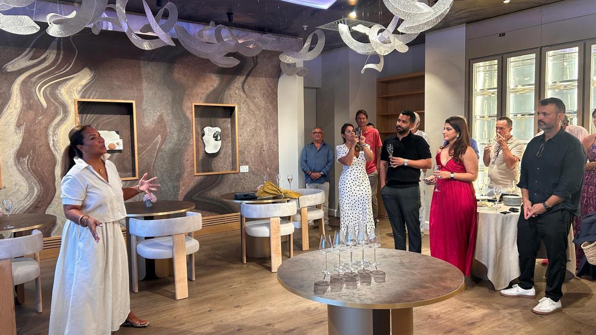 Francesa Rodríguez, a la izquierda, y los anfitriones, a la derecha, en el espacio que será gran espacio gastronómico. En la pared, las esculturas de Armand Thierry