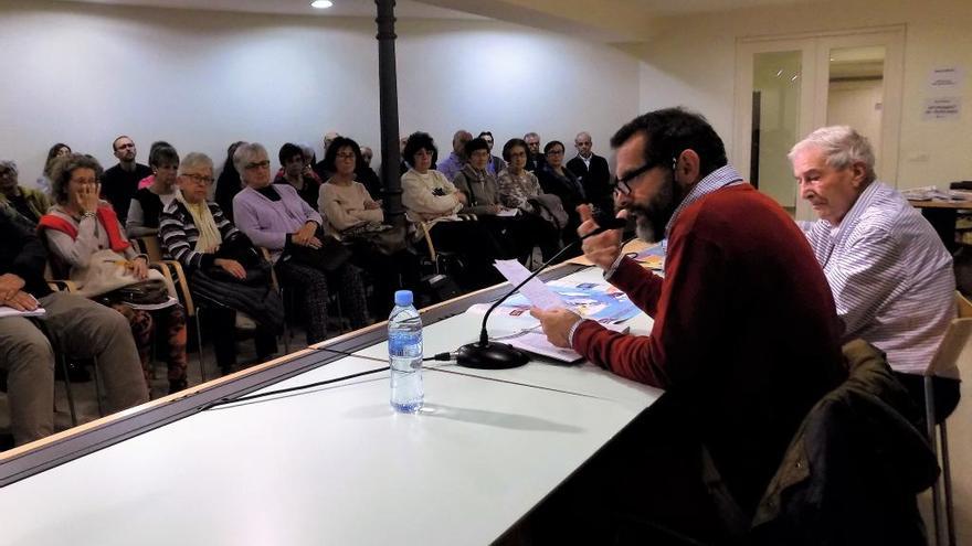 Un moment de la presentació, amb Melloni i Domènec Cucurella, president de Justícia i Pau a Manresa