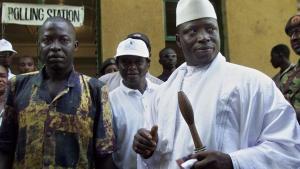 El expresidente de Gambia Yahya Jammeh (izquierda), con su vara de mando y su ejemplar del Corán. 