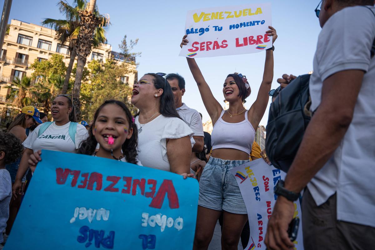 Barcelona. 03/08/2024. Internacional. Manifestación de venezolanos en Plaza Universitat por las elecciones del fin de semana pasado. AUTOR: Marc Asensio      Barcelona, Catalunya, España, Venezuela, venezolanos, manifestación, protesta, elecciones