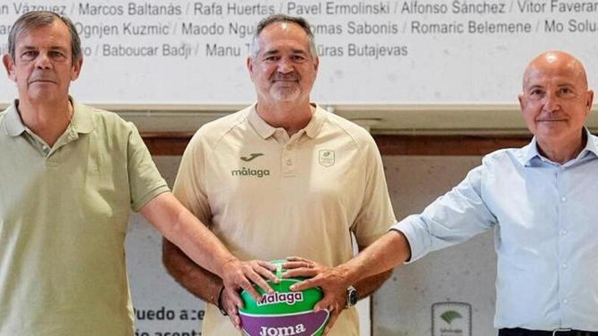 Aurioles, flanqueado por Juanma Rodríguez y López Nieto.