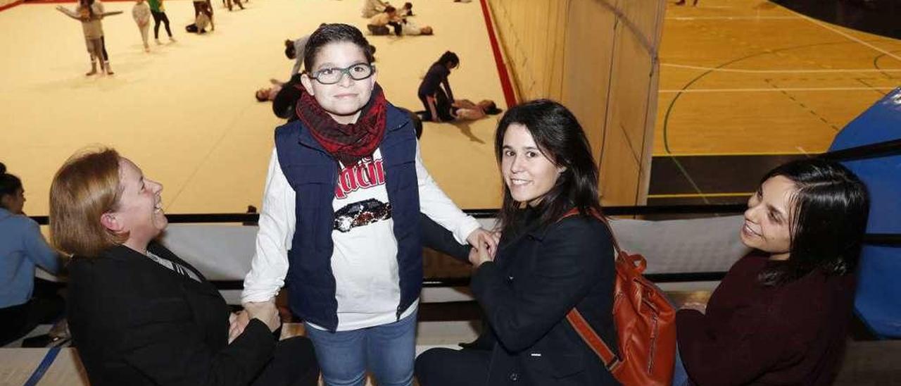 Paula, la madre, Lucas, y las voluntarias de Asdegal: Raquel y Tamara, en el Pabellón Municipal de Porriño. // J. Lores