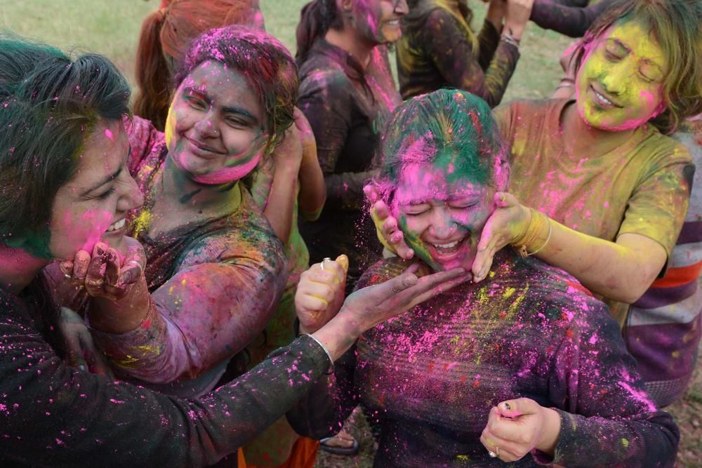 La India da la bievenida a la primavera con el tradicional festival Holi