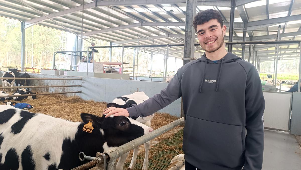 Diego, pontevedrés de 20 años, dejó Administración de Empresas y se matriculó en Gandaría en Sergude (Boqueixón)