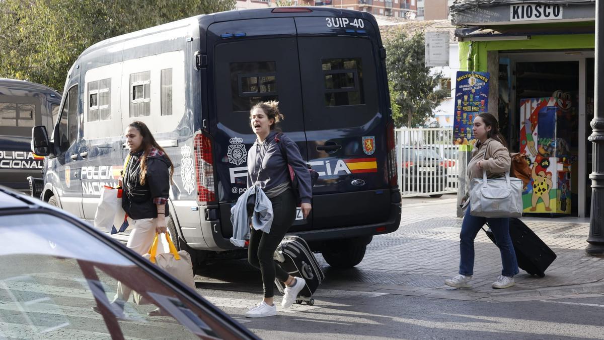 Activistas de orriols en bloc sacan las pertenencias de Anouar, el joven desahuciado hoy en València.