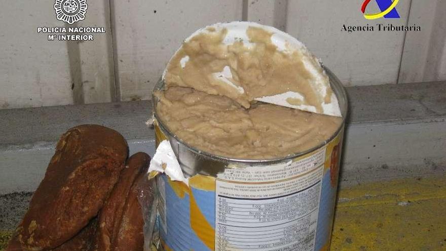 Una de las latas que traían cocaína en su interior.