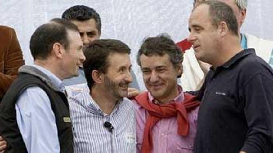 Ibarretxe advierte de que no le temblará el pulso si no alcanza un pacto con Zapatero