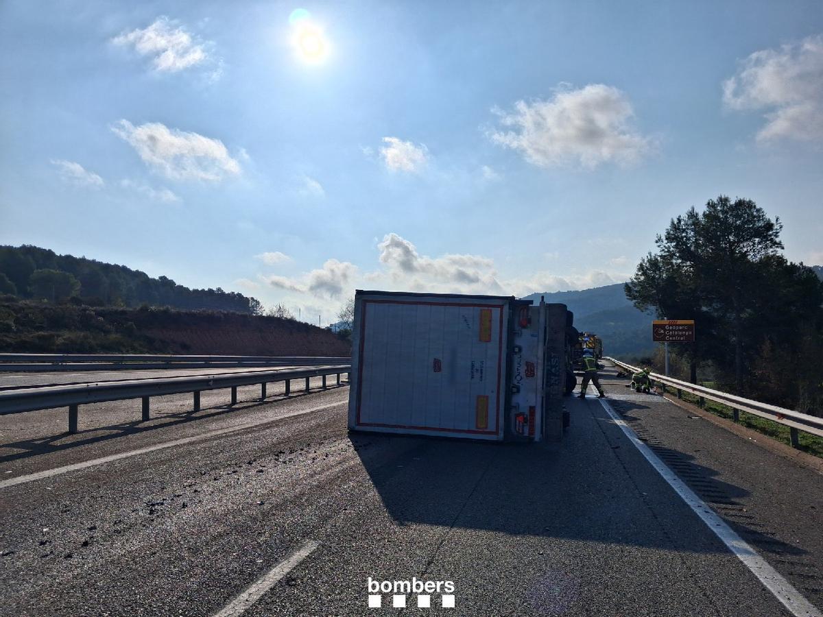 Camió que transportava bolcat a la C-25 a Sant Pere Sallavinera