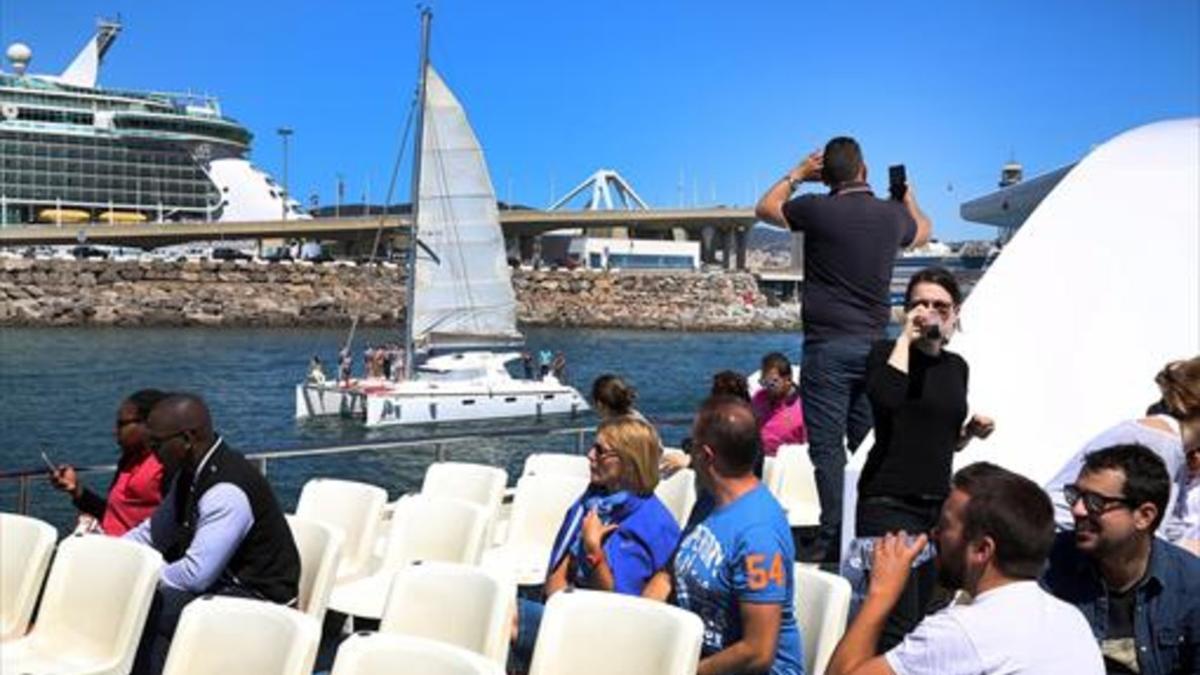 CON BRISAEl trayecto de ida y vuelta por el litoral permite admirar el 'skyline' de Barcelona desde el mar.