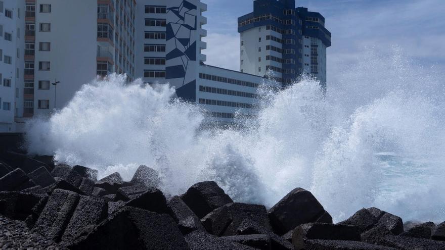 Gran intensidad del oleaje en la costa de Tacoronte.