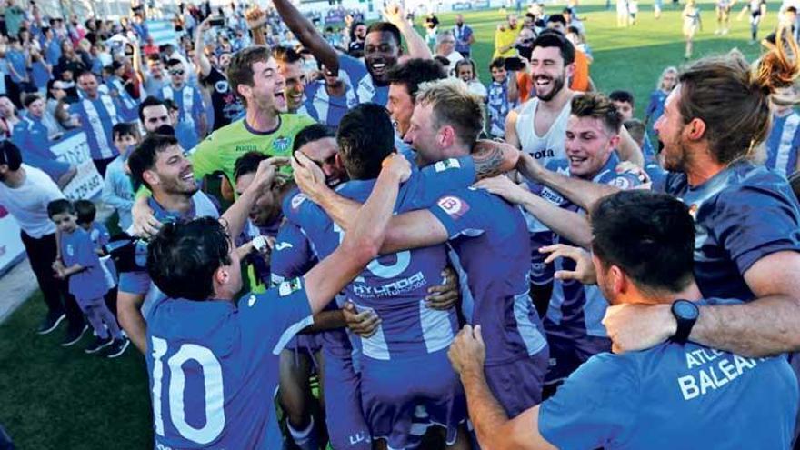 Partystimmung im Stadion von Son Malferit: Die Spieler von Atlético Baleares feiern mit den Fans den Einzug in die Play-offs.