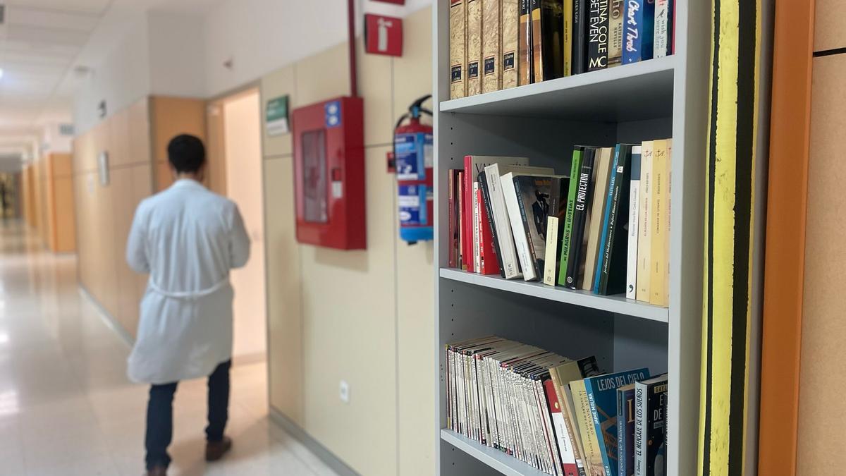 El Hospital Clínico crea un rincón de lectura para sus pacientes