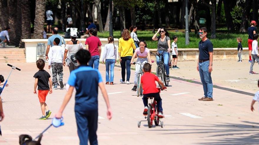 Niños y niñas juegan en la calle.