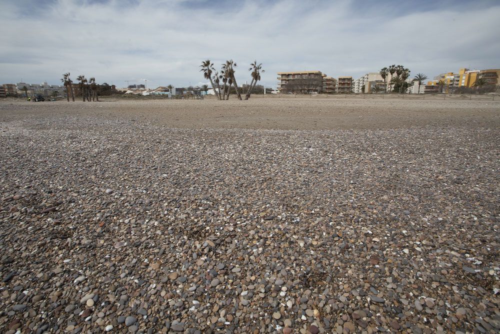 La erosión aumenta en el litoral norte de Sagunt y las piedras llegan a la playa de Canet.