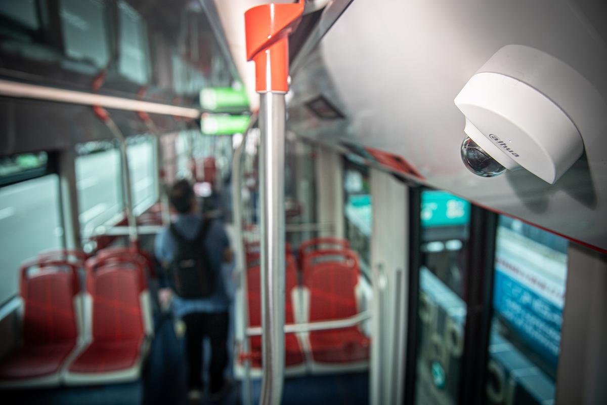 Cámara de videovigilancia en un bus de TMB