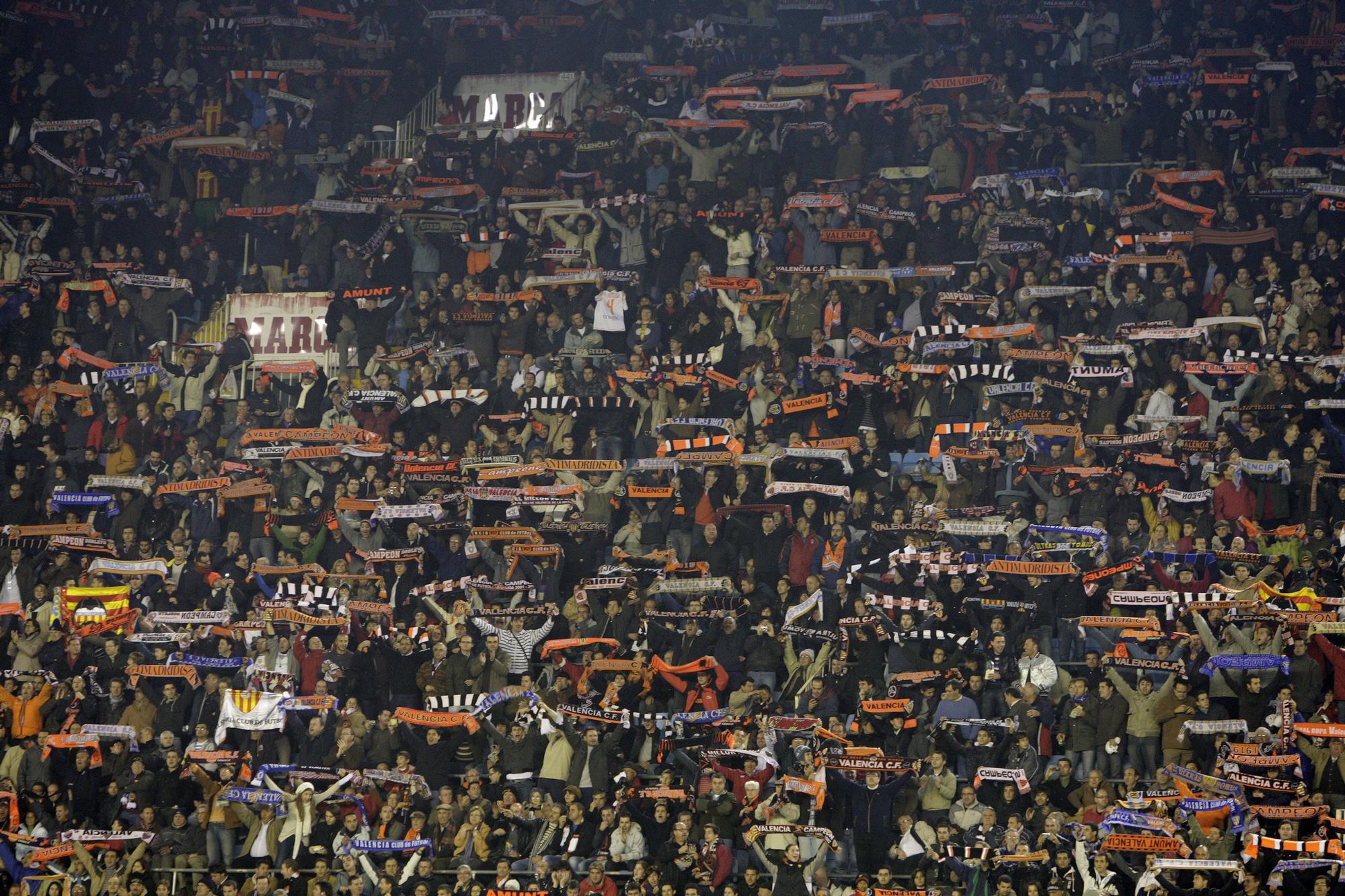 Históricos momentos mágicos de la grada de  Mestalla que pronto volverán