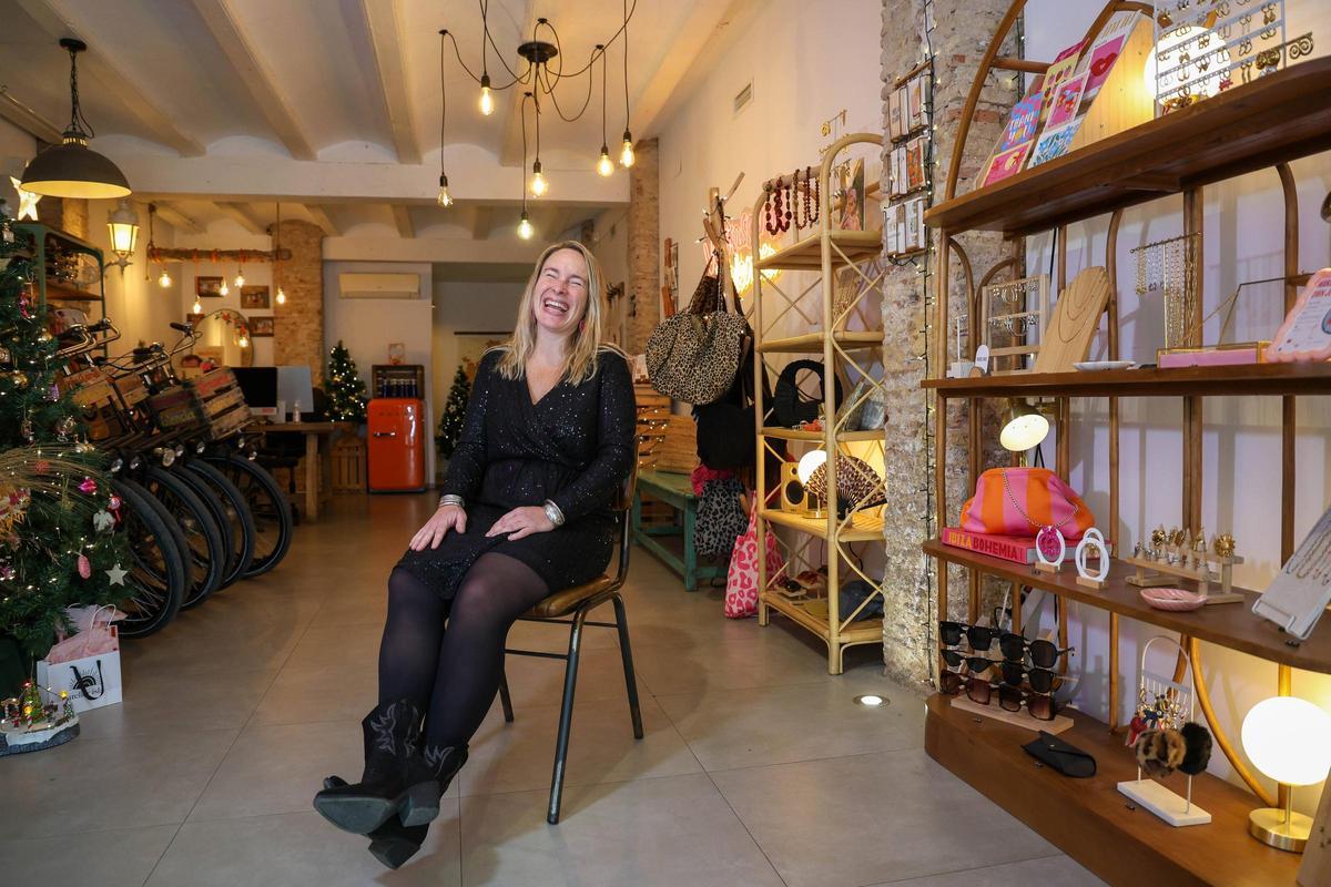 Rosa Oudemans lleva a sus compatriotas holandeses a conocer los secretos de València con su empresa de alquiler de bicis Rosa Oudemans lleva a sus compatriotas holandeses a conocer los secretos de València con su empresa de alquiler de bicis