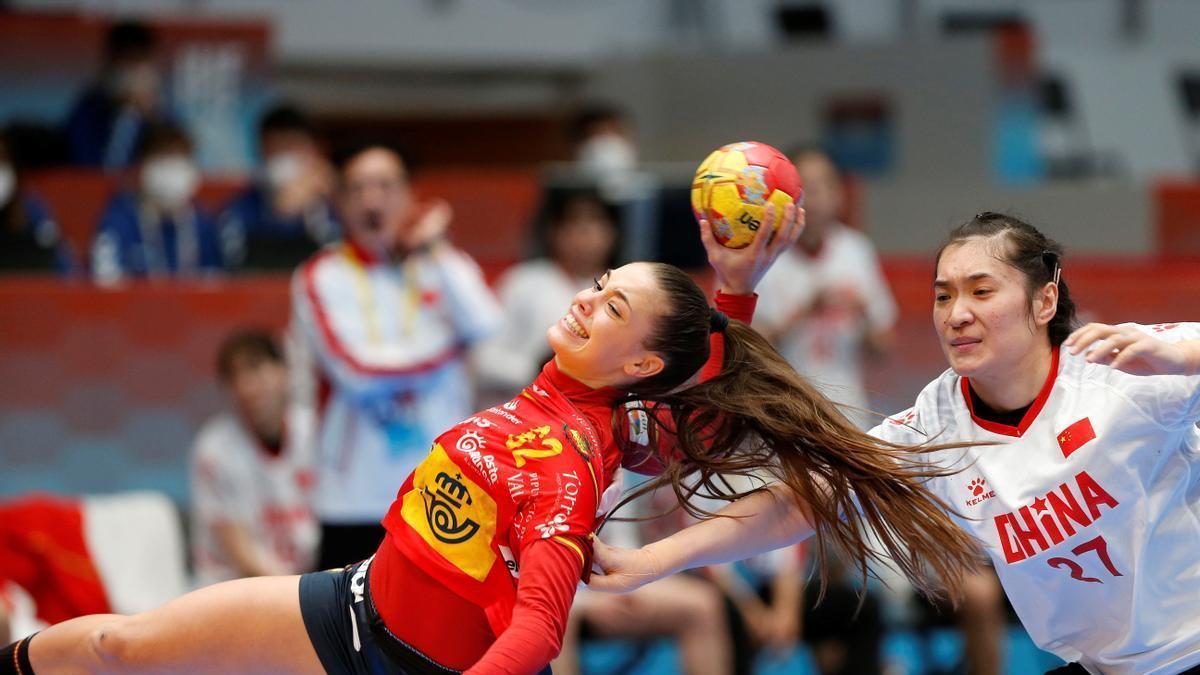 La selección china, en el partido ante España, con la valenciana Paula Arcos con el balón