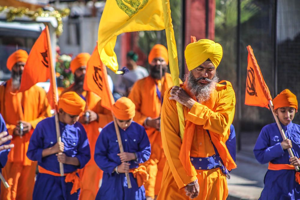 La comunidad Sikh recorre Torrevieja en un colorid