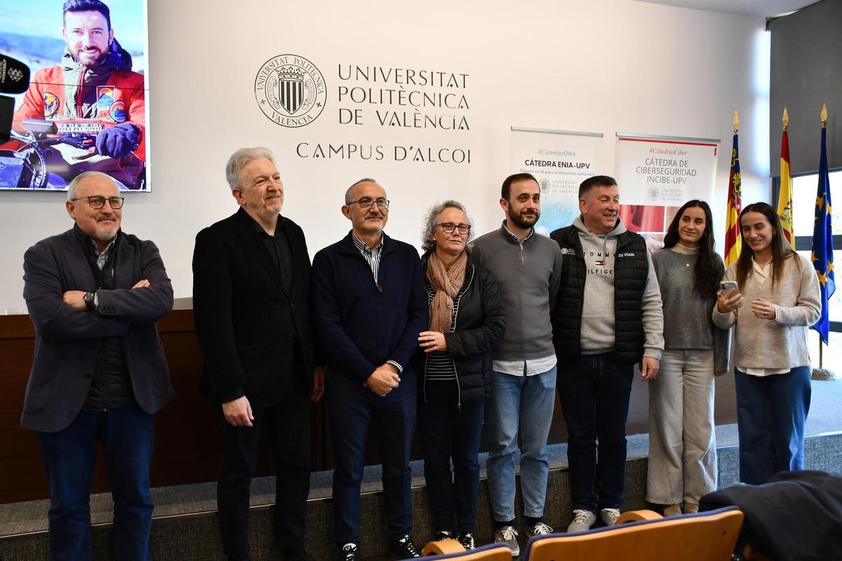 Equipo investigador de VRAIN en la UPV junto a la familia de Fran Vivó.