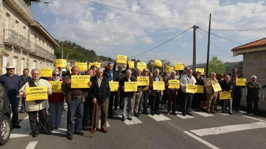 Vecinos y representantes vecinales de Galicia cortaron la carretera N-541 unos minutos.  // J. Regal