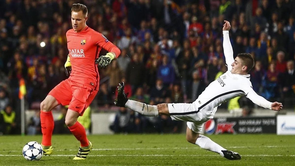 Ter Stegen controla el balón en campo del París SG ante Veratti en el Camp Nou.