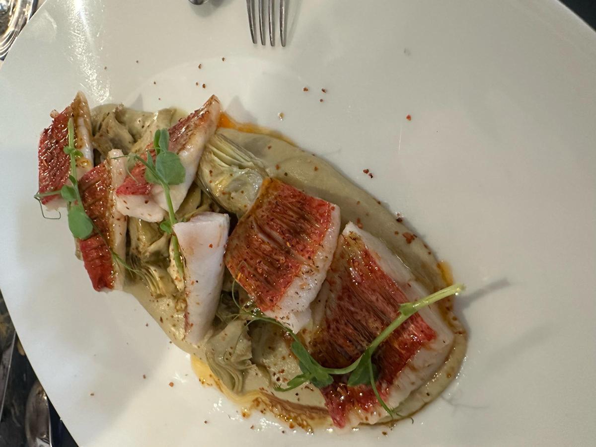 Salmonete sobre alcachofas y su crema