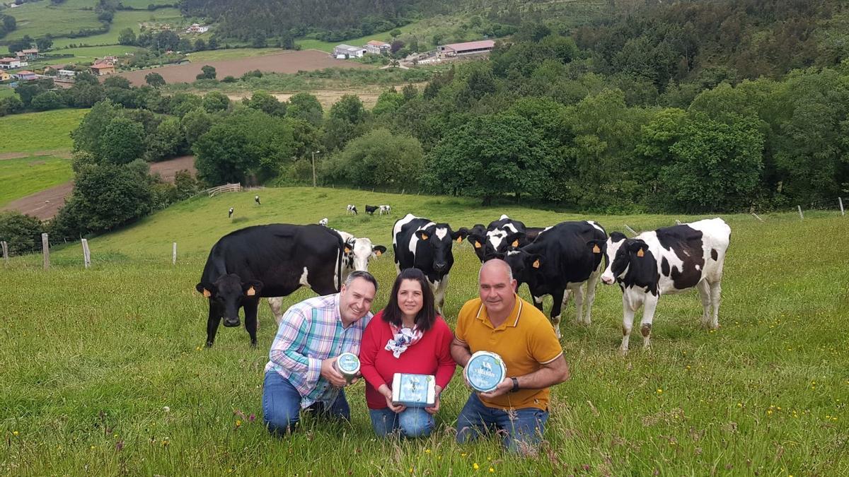 José Manuel Martínez, su mujer Yolanda Egocheaga y el hermano de esta José Pedro, con las vacas de la ganadería familiar, en San Justo y los tres quesos Villasán: Tresmil, Riforque y Las Arenas.