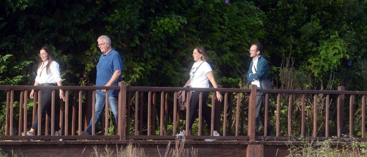 Un momento de la visita de los jurados del certamen a Cambados, ayer por la tarde. |   // NOÉ PARGA