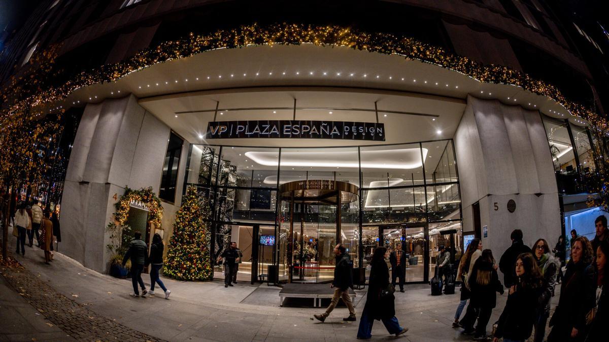 Fachada del hotel VP Plaza España Design de Madrid iluminada con alumbrado navideño.