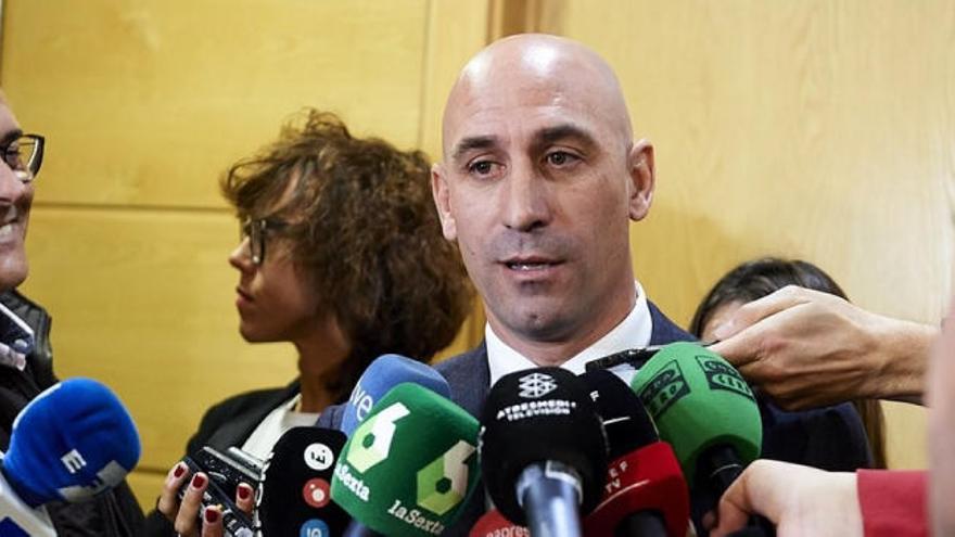 rubiales rodeado de micrófonos.