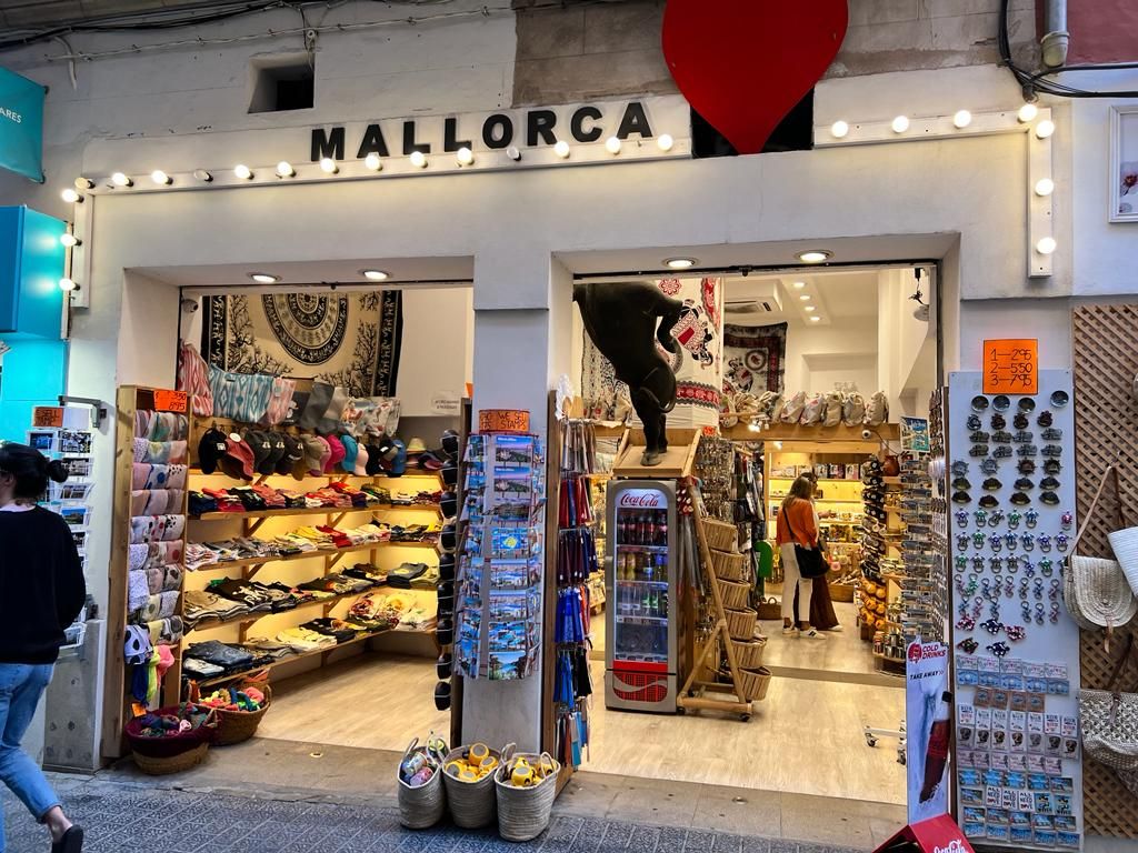 Las tiendas de 'souvenirs' invaden la calle Jaume II en Palma