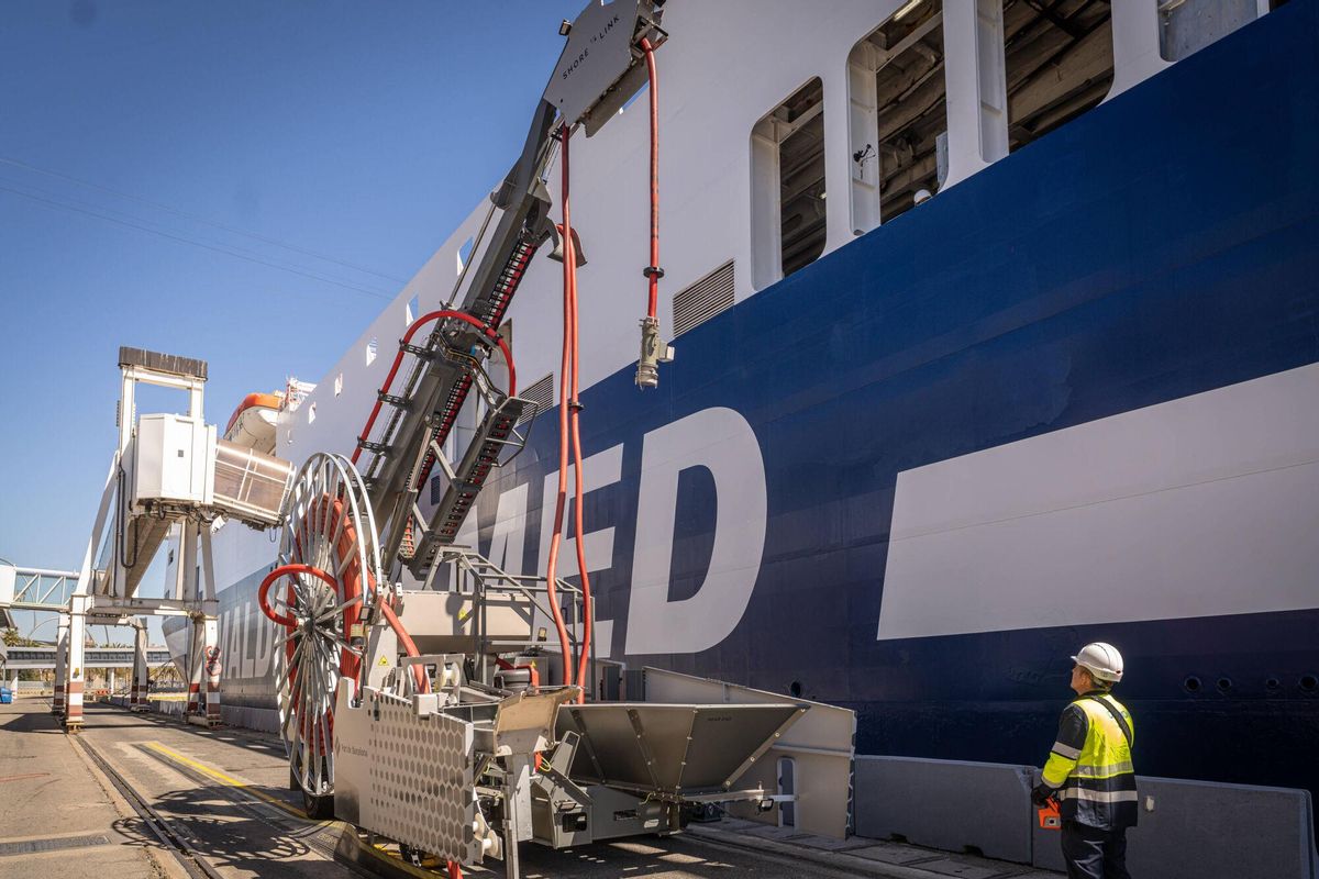 Barcelona 31/03/2025 Economía. Inauguración de la primera instalación de conexión eléctrica a tierra (OPS) en una terminal de ferris del Puerto, la de Grimaldi, que permitirá apagar los motores cuando los ferris estén atracados. AUTOR: MANU MITRU
