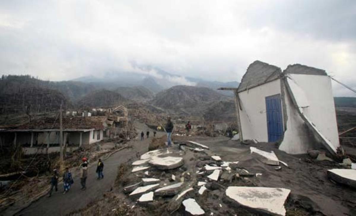 Els residents de Yogyakarta contemplen els danys causats per l’erupció del volcà Merapi.