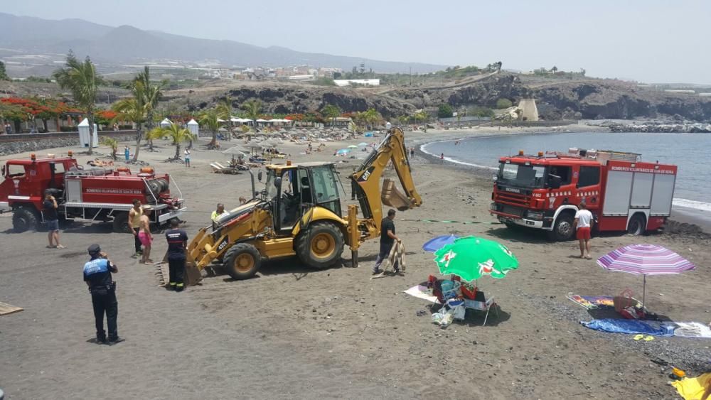 Ambulancia y bomberos quedan atrapados en la arena