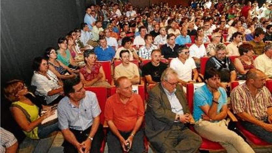 L&#039;Auditori Josep Irla de la Generalitat va quedar desbordat per la gran afluència de clubs a la reunió d&#039;ahir.