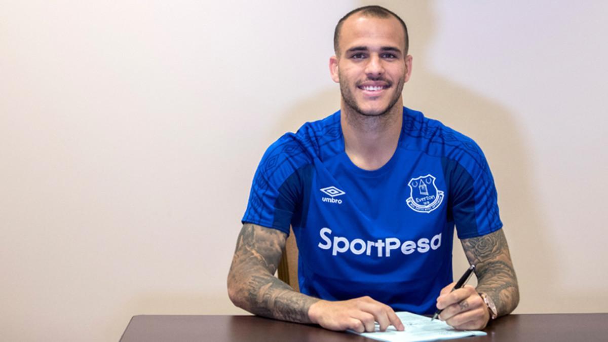 Sandro firmó su nuevo contrato con el Everton