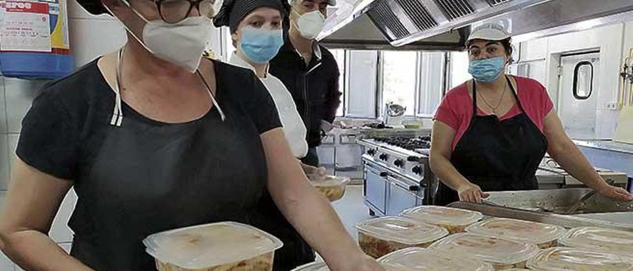 El comedor social habilitado en el colegio Es Puig ha atendido a 165 personas.