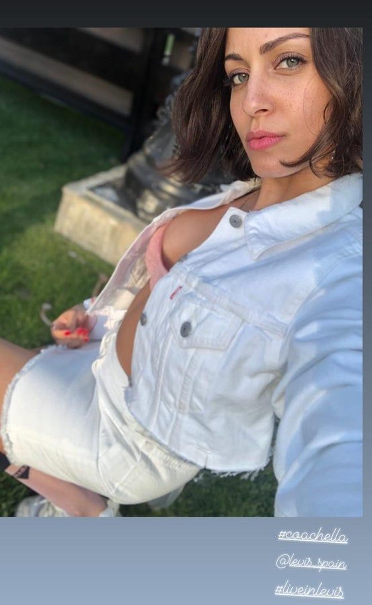 Hiba Abouk marca pechito aterciopelado en Coachella