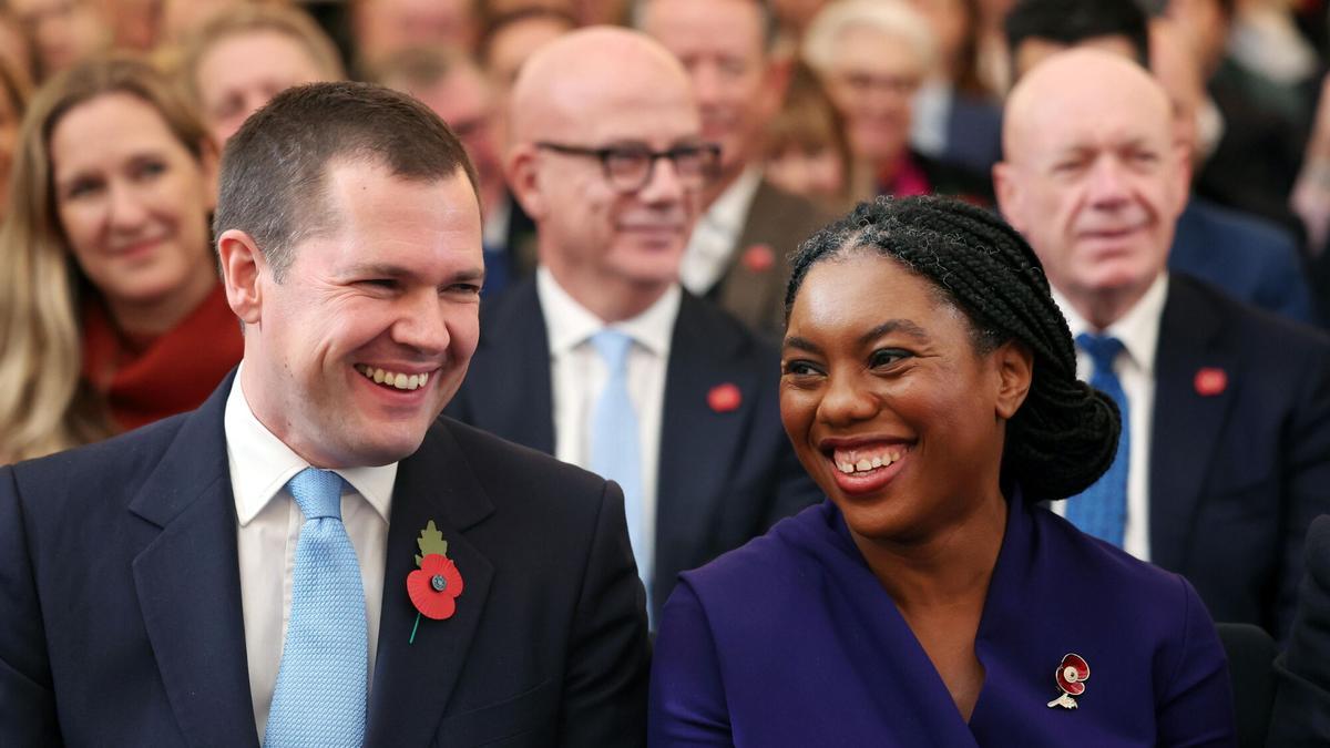 La líder 'tory', Kemi Badenoch, y Robert Jenrick, durante el anuncio de la nueva dirección del partido, el 2 de noviembre de 2024.