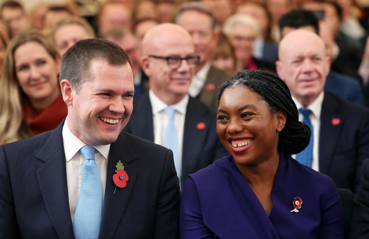 La líder 'tory', Kemi Badenoch, y Robert Jenrick, durante el anuncio de la nueva dirección del partido, el 2 de noviembre de 2024.