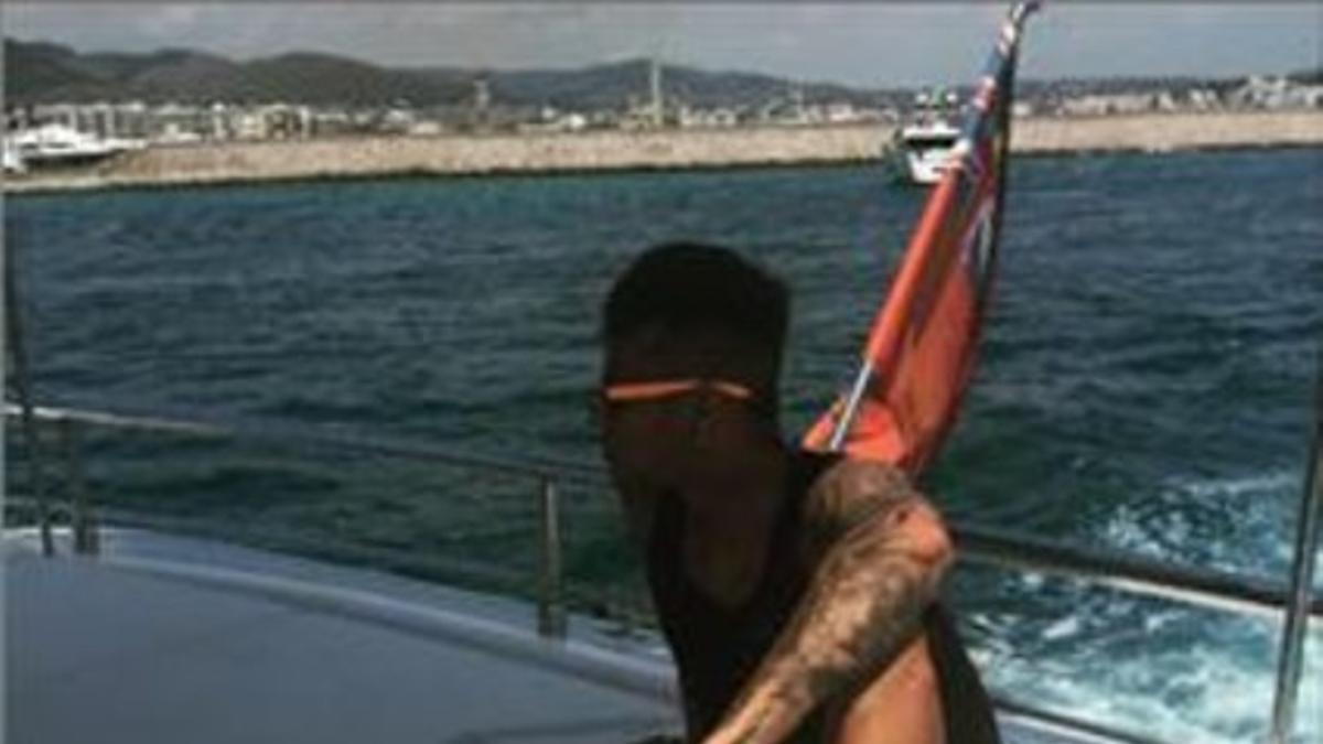 Neymar disfruta del Mediterráneo a bordo de un yate junto a un grupo de amigos.