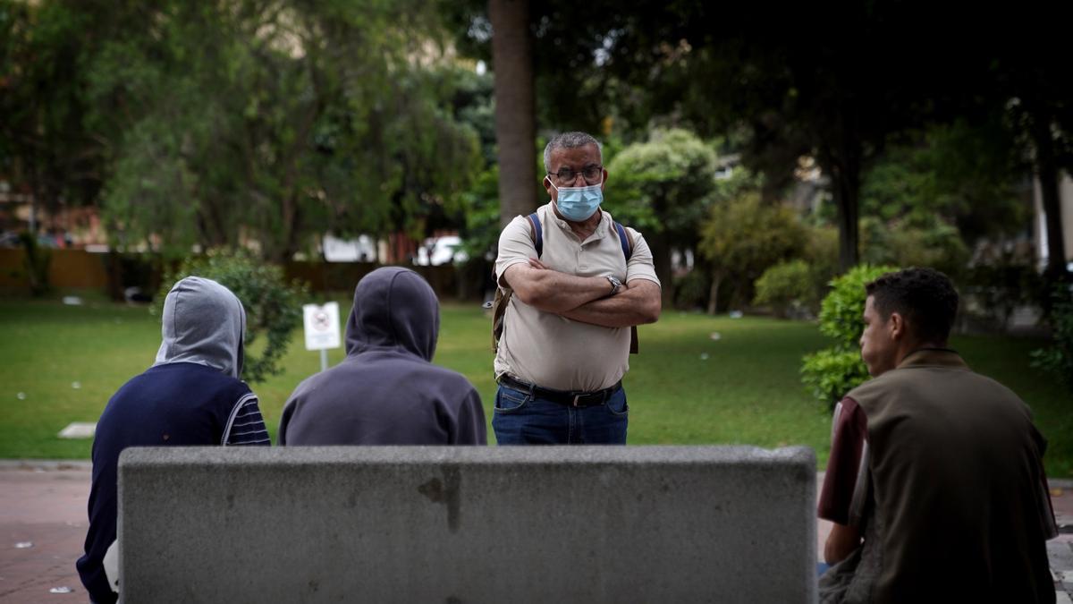 Menores migrantes, sentados en un banco