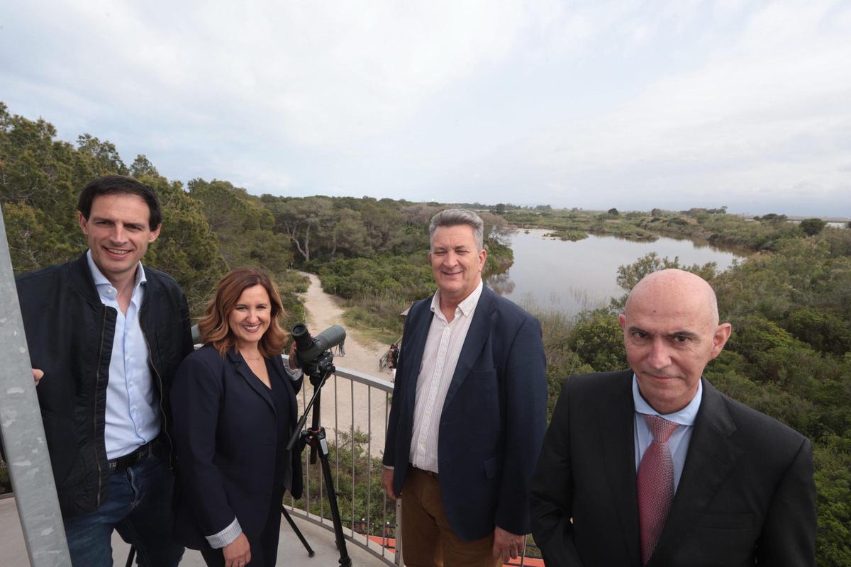 El comisario Hoekstra y la alcaldesa Catalá, junto al conseller de Medio Ambiente, Vicente Martínez Mus, y el concejal de Devesa Albufera, José Gosálbez.