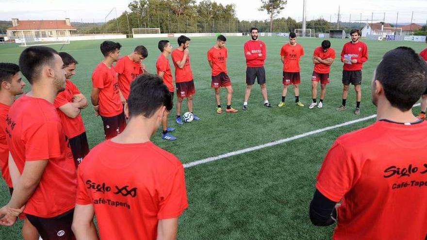 Imagen del entrenamiento que realizó ayer el Lalín en el Manuel Anxo Cortizo. // Bernabé/Javier Lalín