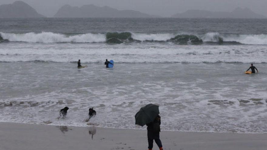 Fuerte oleaje en la playa de Patos // R.Grobas