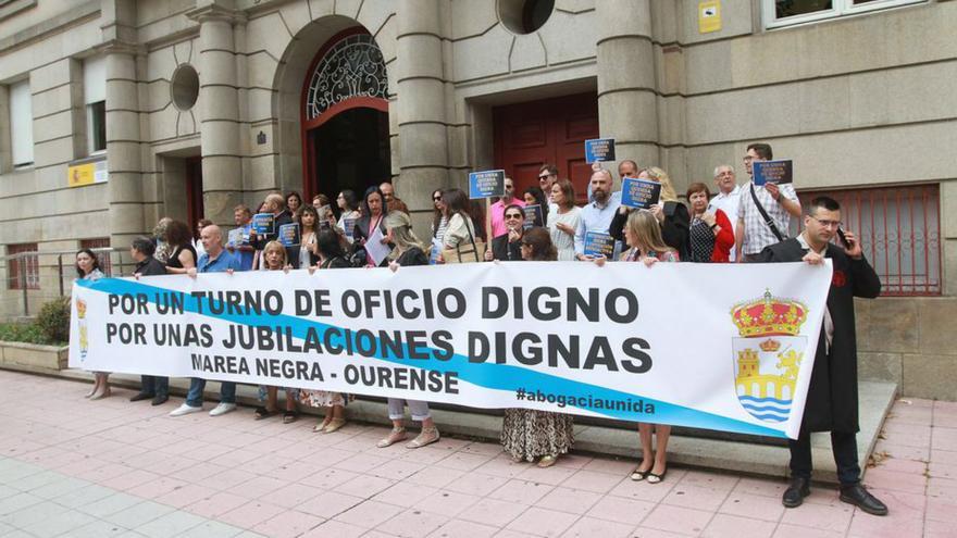 Abogados del servicio que facilitó a 4.500 ourensanos en un año justicia gratuita salen a la calle: “No somos esclavos”