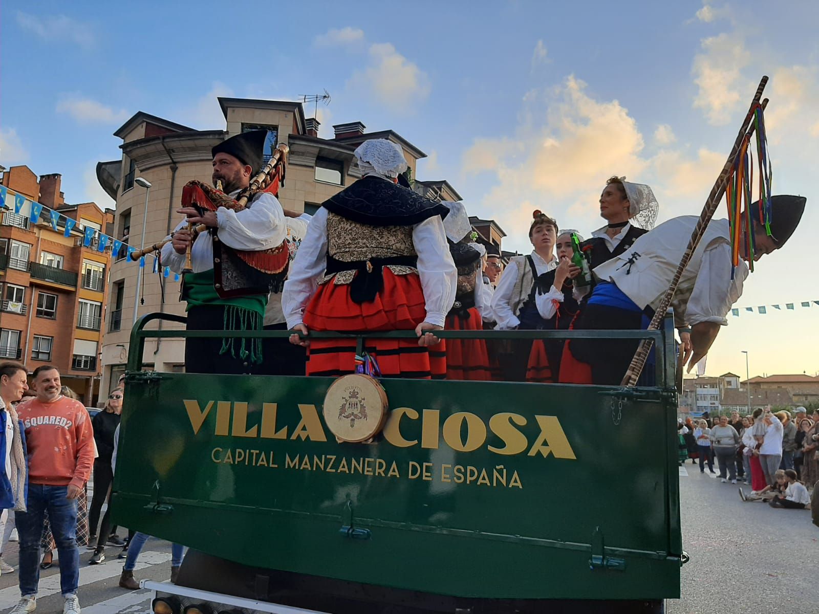 Villaviciosa ofrece el primer mosto a la Portalina: así ha sido el acto seguido de un desfile de carrozas